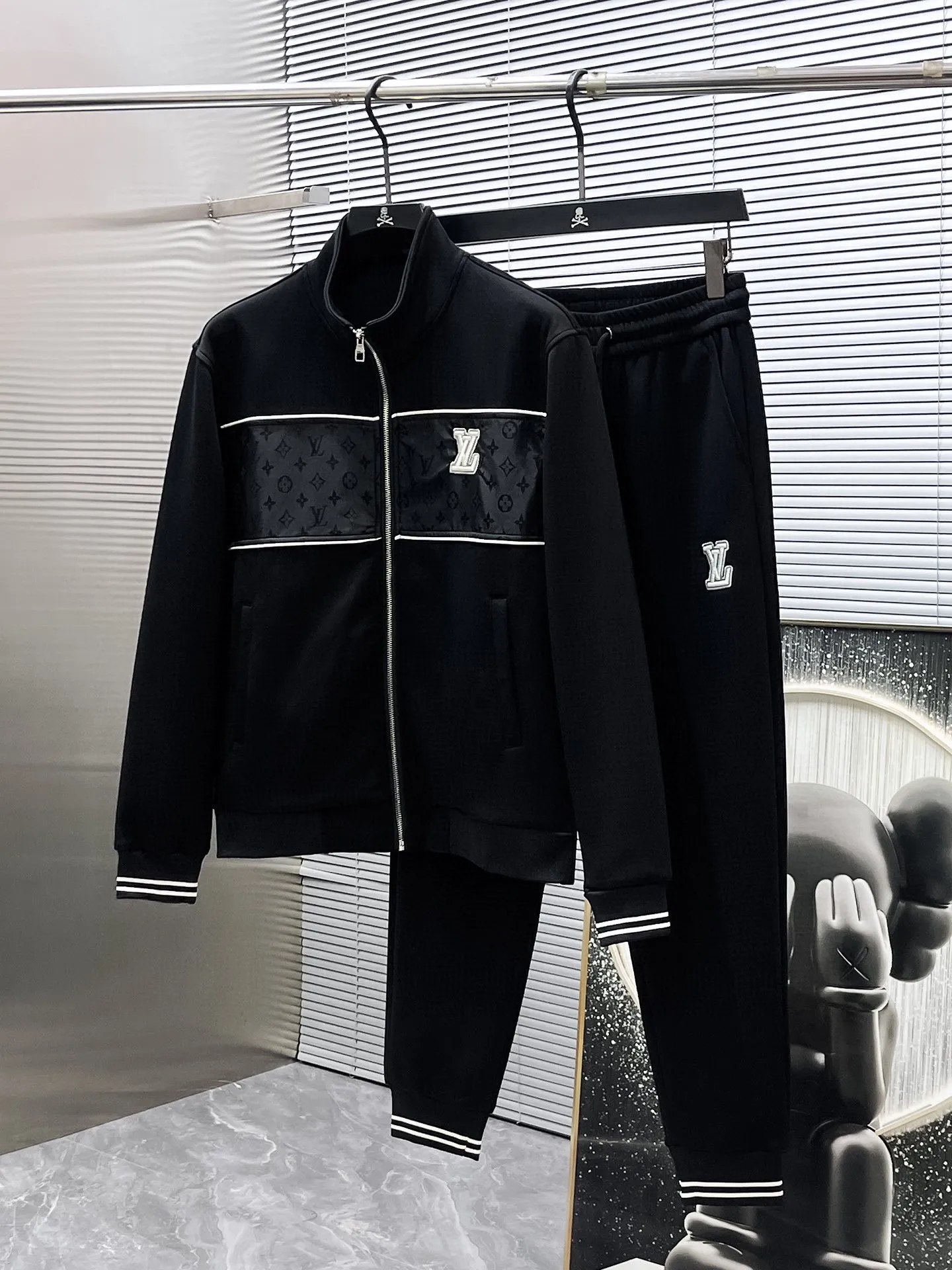 🅿️720 LV hot-selling suit is coming. Focus on the original version of the official website. 2025 new hot-selling cardigan suit. The original order is the best. 🇭🇰The meticulous work of top designers. It has a fitting and perfect upper body effect. All-natural high-quality Tencel Roman cotton 100%, close-fitting comfort, noble and elegant! Original hardware embodies elegance and nobility! Counter size: M-3XL (maximum wear up to 190 pounds)